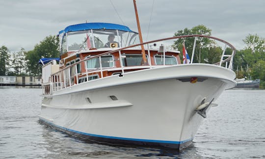 Classic Motor Yacht in Hampton's, Long Island