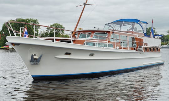 Classic Motor Yacht in Hampton's, Long Island