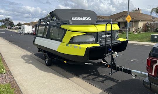 Pontão de cruzeiro Seadoo Switch 18 no Lago Tulloch