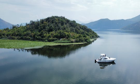 Location de yacht à moteur Vranjina Tours Princess Flybridge de 42 pieds sur le lac de Skadar, au Monténégro