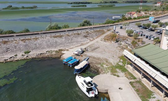 Location de yacht à moteur Vranjina Tours Princess Flybridge de 42 pieds sur le lac de Skadar, au Monténégro