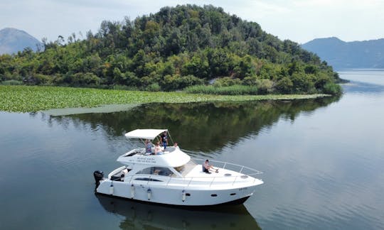 Location de yacht à moteur Vranjina Tours Princess Flybridge de 42 pieds sur le lac de Skadar, au Monténégro