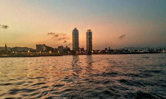 1 heure de coucher de soleil privé à Barcelone. Yacht à moteur pouvant accueillir jusqu'à 11 personnes avec boissons et amuse-gueules