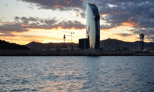 1 heure de coucher de soleil privé à Barcelone. Yacht à moteur pouvant accueillir jusqu'à 11 personnes avec boissons et amuse-gueules