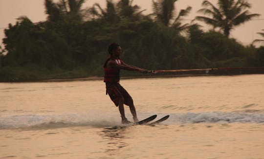 Esqui aquático em Bentota, Sri Lanka