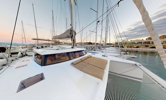 Alquiler de catamarán de vela Saona 47 en Trogir, Condado de Split-Dalmacia