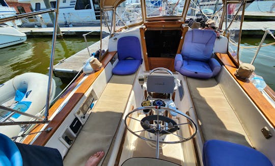 Cute Island Packet 27 sailboat with highly experienced Captain in Baltimore Inner Harbor