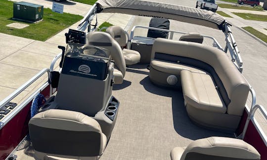 2023 Sun tracker Pontoon 8 seater *Military and first responders discount*