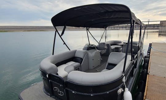 Amplio barco de fiesta Manitou Tri-toon de 24 pies de Lake Travis