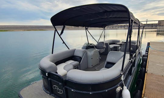 Lake Travis Roomy 24ft Manitou Tri-toon Party Boat