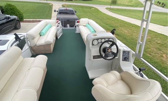 26ft Riviera Pontoon on Lake Norman