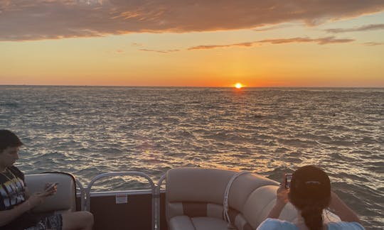 20FT PONTOON IN CLEARWATER ISLAND HOPPING TO POPULAR LOCAL ISLANDS