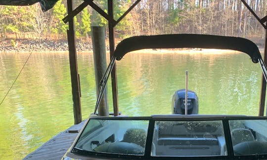 Crusin’ & Tubin’ with Four Winns HD200 Powerboat in Mooresville, North Carolina