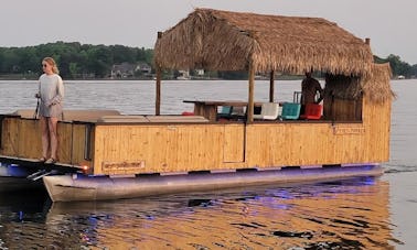 Découvrez le bateau de fête par excellence : un bateau Tiki de 30 pieds sur le lac Norman !