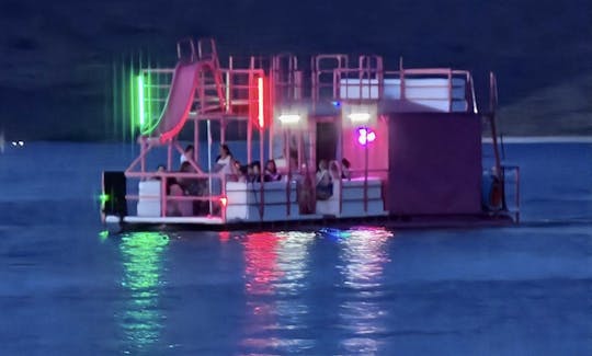 Barco de Mardi Gras de 50 pés com capitão para o passeio perfeito em Morristown
