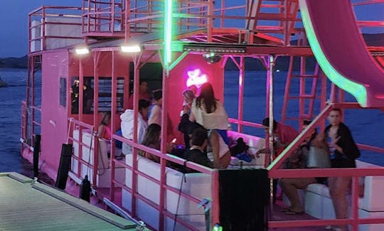 Barco de Mardi Gras de 50 pés com capitão para o passeio perfeito em Morristown