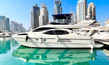 Charter Luxury Azimut Italian de 50 pieds dans la marina de Dubaï pour 15 personnes