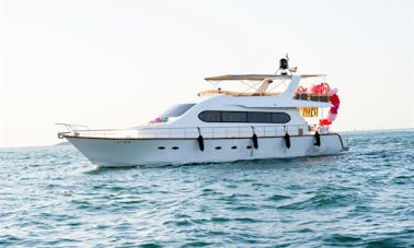 Luxueux yacht de 80 pieds pour 40 personnes dans la marina de Dubaï — Profitez des meilleurs prix ! 