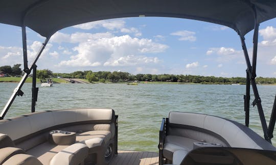 Luxury Pontoon Rental on Lake Lewisville | 70+ 5 Star Reviews