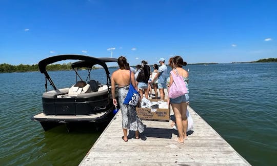 Luxury Pontoon Rental on Lake Lewisville | 70+ 5 Star Reviews