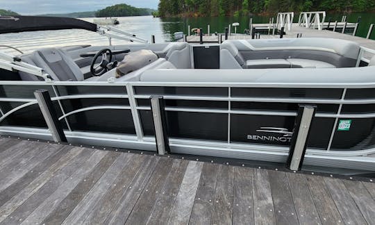 Barco flutuante Bennington SX 22 no Lago Hartwell, Carolina do Sul