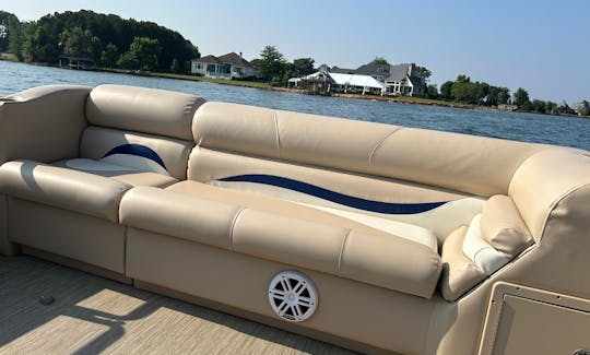 Cruise and party!!! 22ft Harris Pontoon on Lake Norman