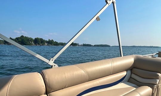 Cruise and party!!! 22ft Harris Pontoon on Lake Norman