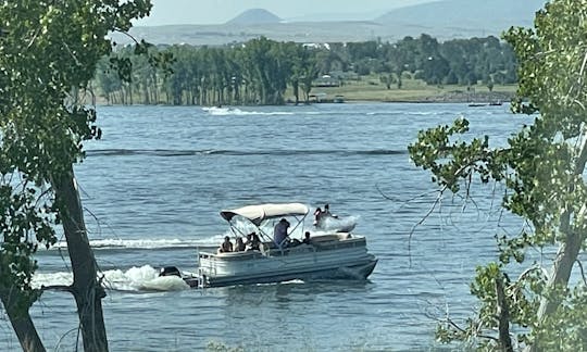 22' Tracker Tritoon 22 foot 150hp 32 mile marker