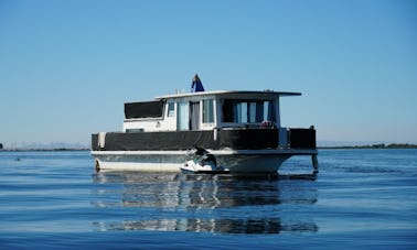 Día o noche en una casa flotante