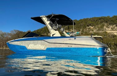 Malibu M220 The Ultimate Wake Surf Boat on Lake Austin!
