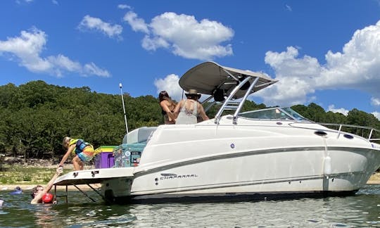 Relájese y disfrute del lago Tenkiller Ferry con nuestro yate Chaparral Cuddy Cabin