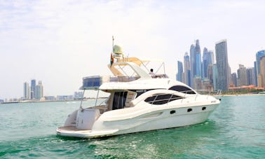 Iate luxuoso Majesty de 50 pés para até 15 convidados na Marina de Dubai