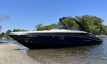 Aproveite a costa de Jersey! Alugue um Crownline Bowrider de 29 pés! 