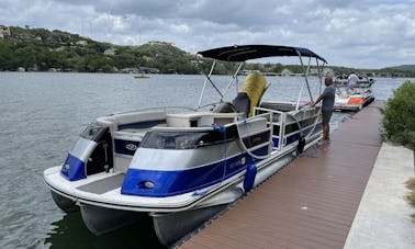 Harris Crowne 270 Pontoon Boat in Hudson Bend