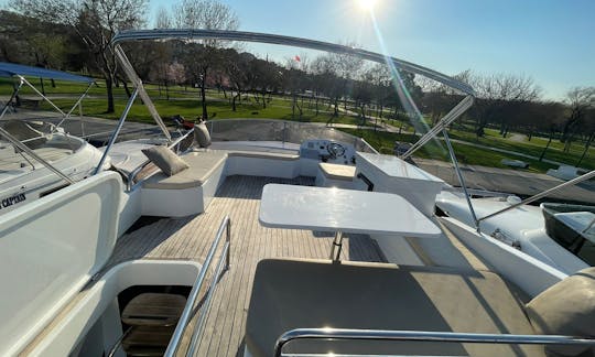 Journée tranquille à bord d'un méga-yacht à moteur à Istanbul, en Turquie !