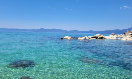 タホ湖で自由にボート遊びをお楽しみください（水上レンタルは行っていません！）