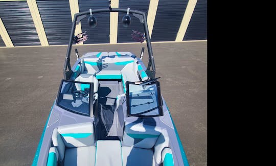 2022 Axis A22 wake/surf boat