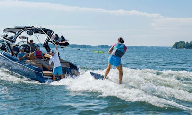 ¡Chárter de wakeboard y surf con los profesionales! MasterCraft 2023 (clases y charters)