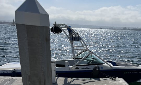 Améliorez vos compétences en wakesurf avec des leçons de Centurion de 22 pieds sous le soleil de San Diego !