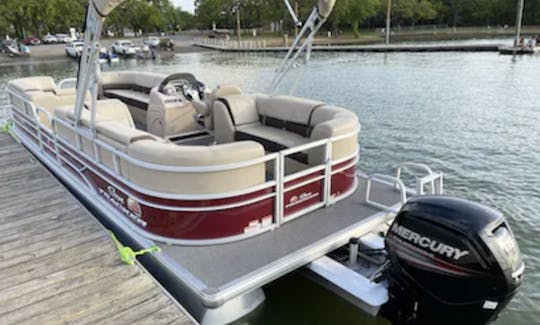 20ft Suntracker Pontoon in Canyon Lake