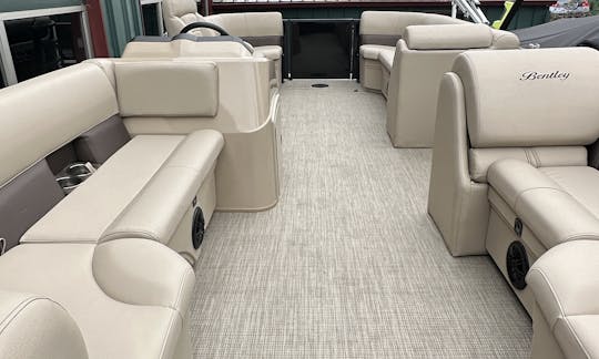 Navegue em um Bentley 2023! 8p Pontoon, South Lake Union, Seattle, WA