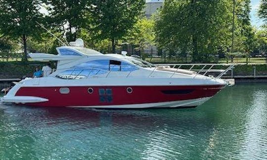 Iate italiano de luxo Azimut Premier Party de 44 pés, com até 13, além de jet ski disponível