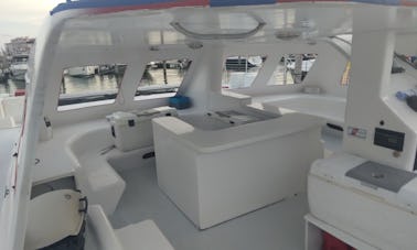 Barco de festa em catamarã para até 49 pessoas. Inclui: 1 capitão, 2 companheiros