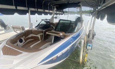 Bote de surf Supra SR400 2020 en un tranquilo lago de 5 millas de largo en Vergas, Minnesota