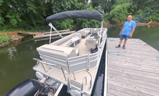 Fresh Air, Sun and Fun with 23' Pontoon in Mooresville, NC