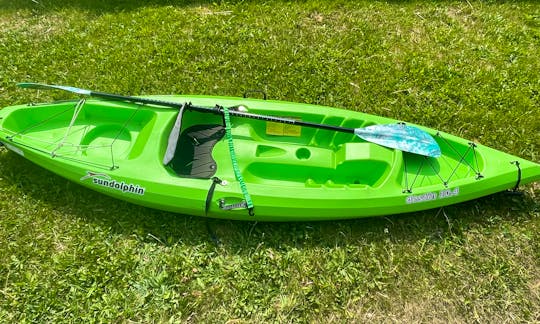 Sun Dolphin 10.4 Sit On Top Kayak With Paddle, Seat & Life Jacket.