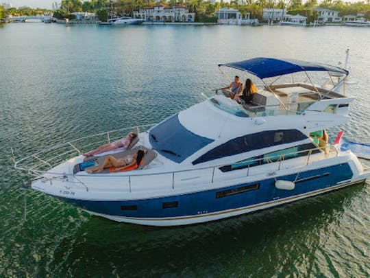 Iate a motor Fairline de 45 pés em Cartagena, Colômbia!