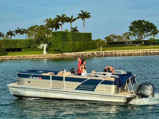 Comfortable 25ft Trifecta Pontoon for up to 12!