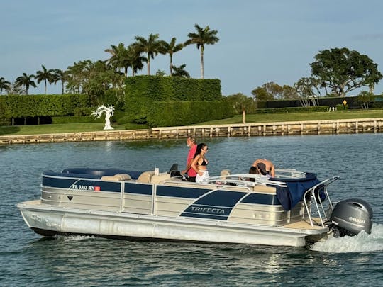 Comfortable 25ft Trifecta Pontoon for up to 12!