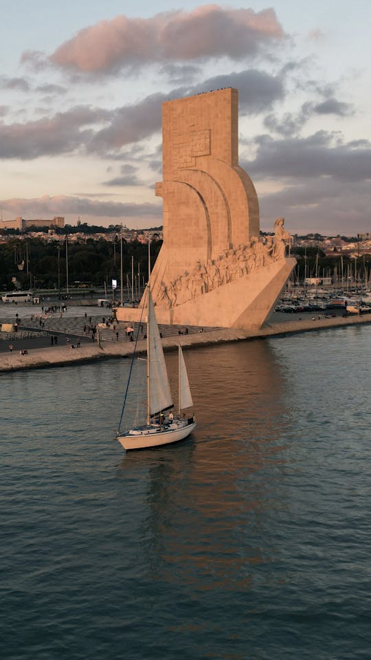 Navegando no crepúsculo: o encanto do pôr do sol de Lisboa a bordo